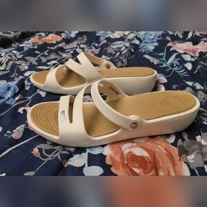 Crocs Women's Patricia Wedge Sandals - White and Tan